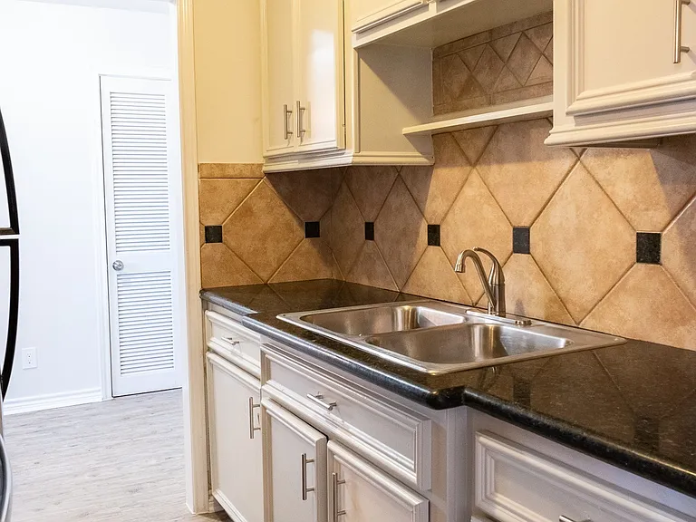 Carrolton Apartments — Photo 30