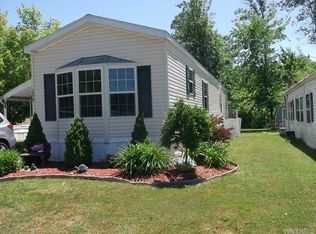 1075 Creekside Dr, Derby, NY 14047