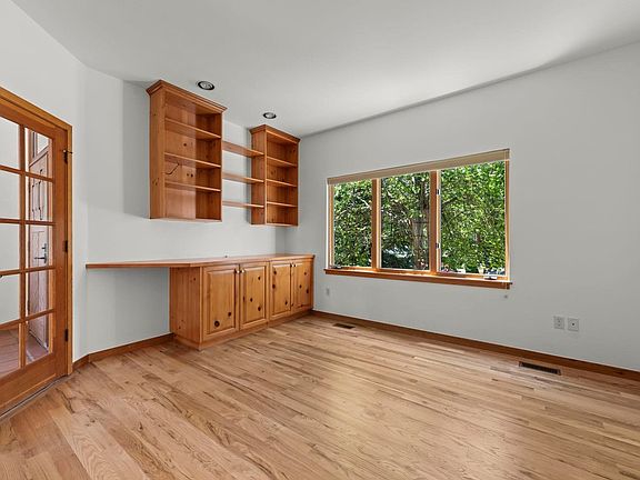 4th image of 1001 Utica Cir