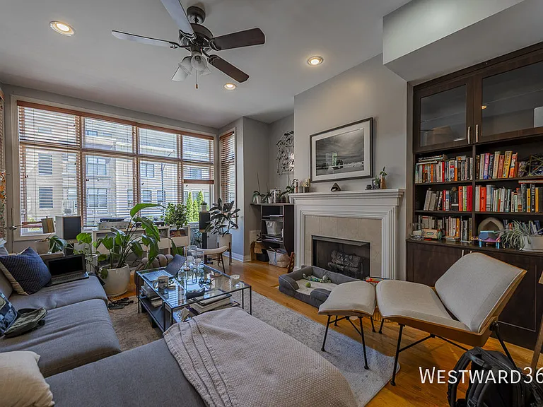 127 E 18th St #TOWNHOUSE — Photo 2