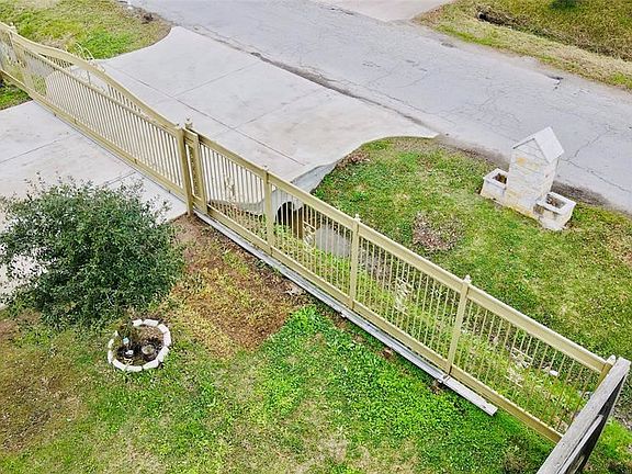 5th image of 1110 Twin Oaks St