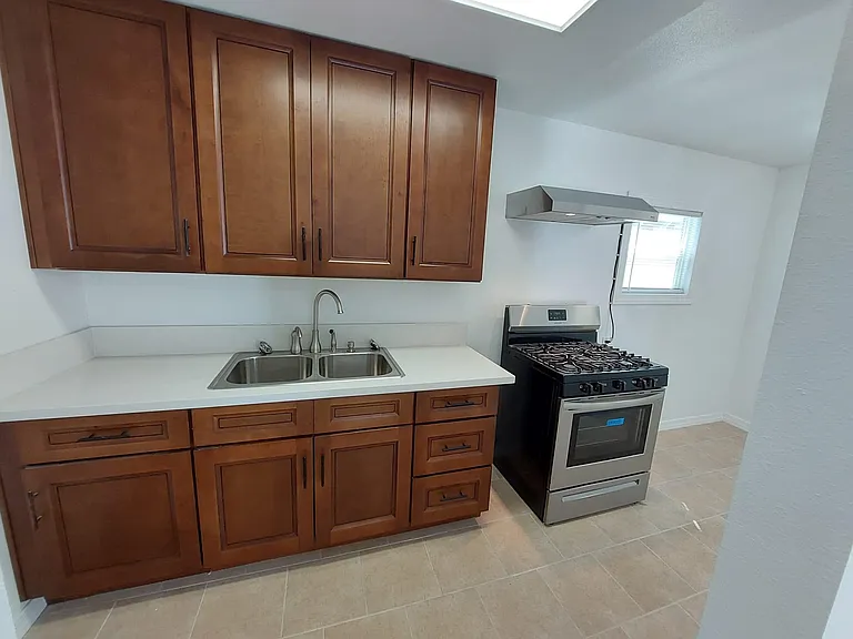 1826 Mentone Blvd #2 — Photo 2