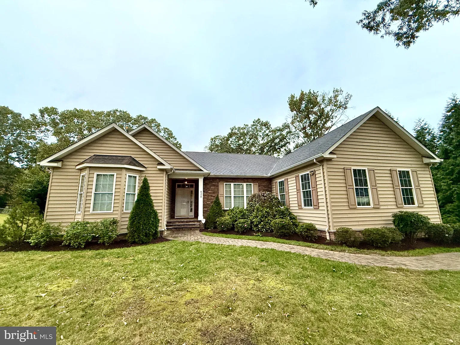 3 bed, 3.0 bath, 2377 sqft, $3,800 — Photo 2