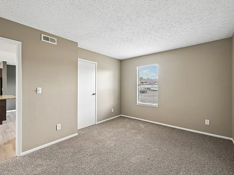 Bolton Estates Apartments — Photo 21