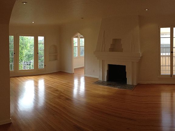 3rd image of 1119 S Hayworth Ave