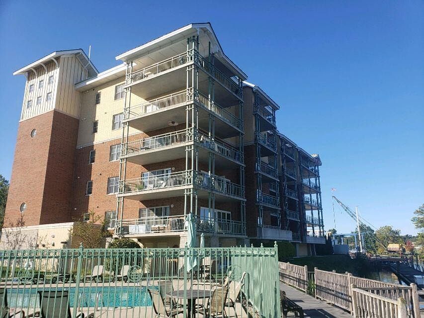 1st image of 815 E Wells St #401
