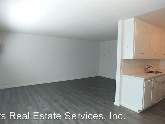5th image of 18657 Collins St APT 11
