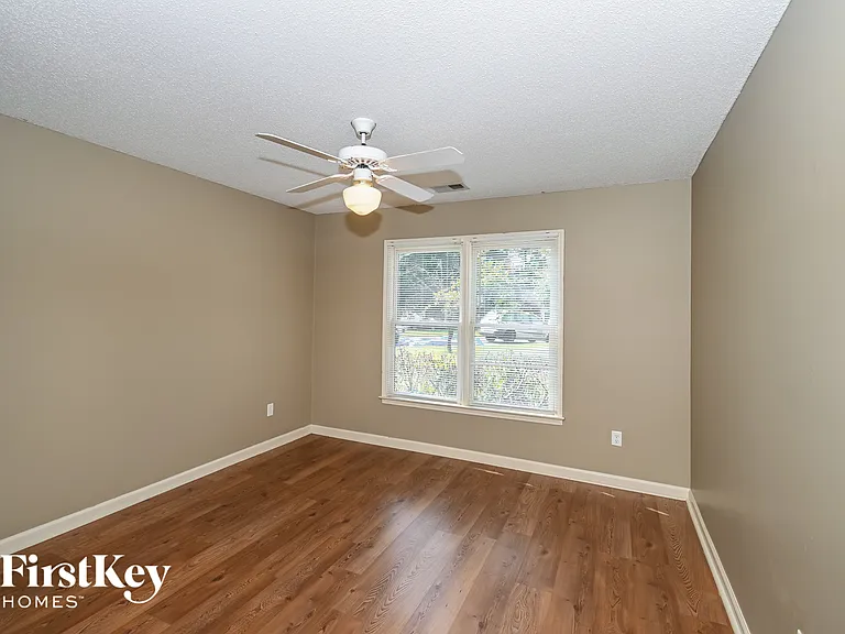 5802 Millers Pond Ln — Photo 12
