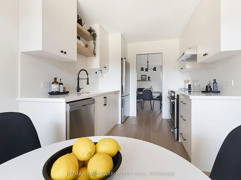 50 Dutch Cres — Photo 9