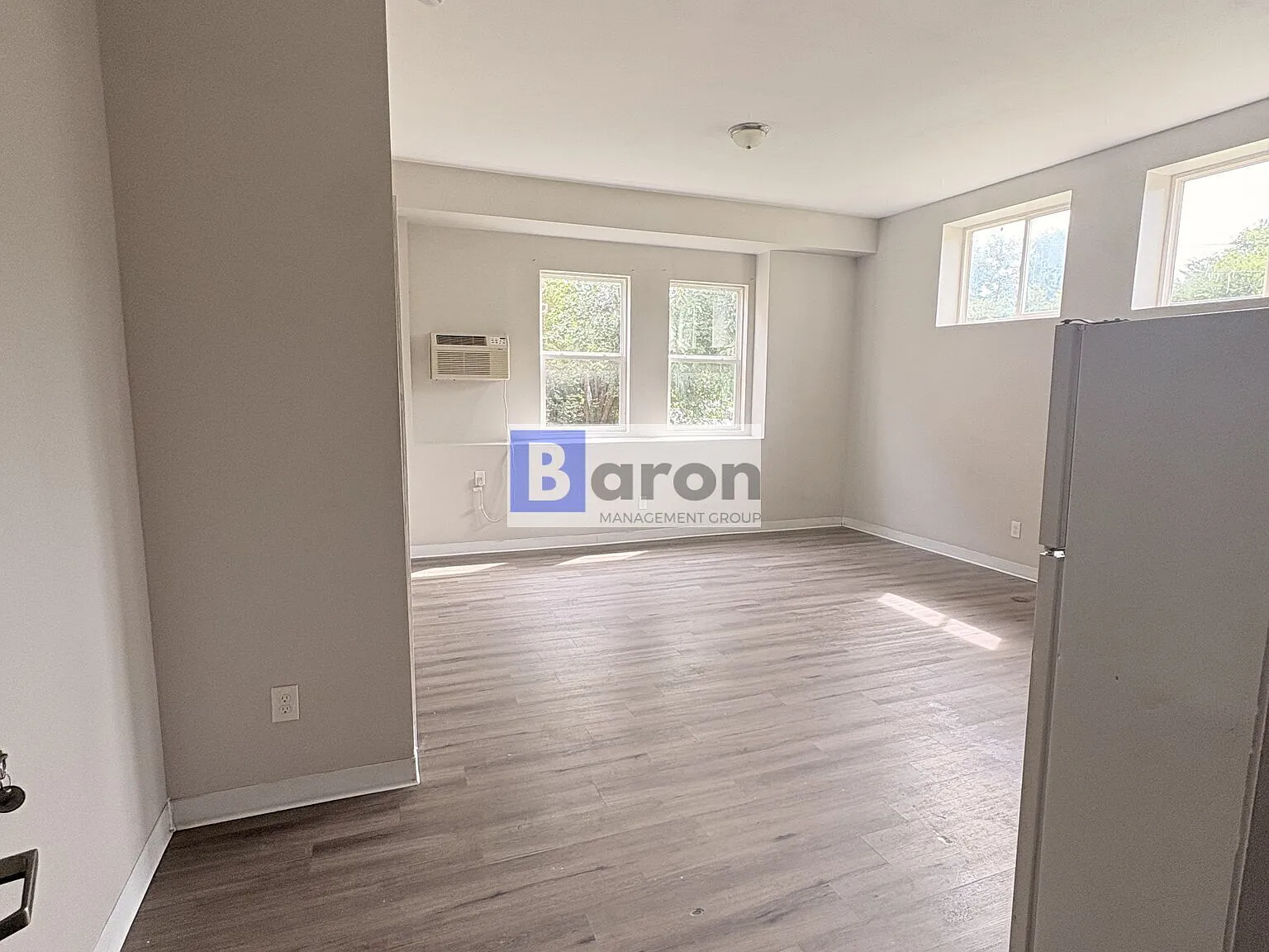 1636 Summit — Photo 3