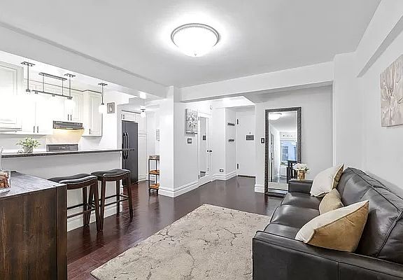 4th image of 150 E 56th St APT 4G