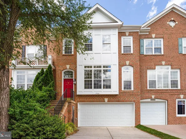 1982 Logan Manor Dr, Reston, VA 20190
