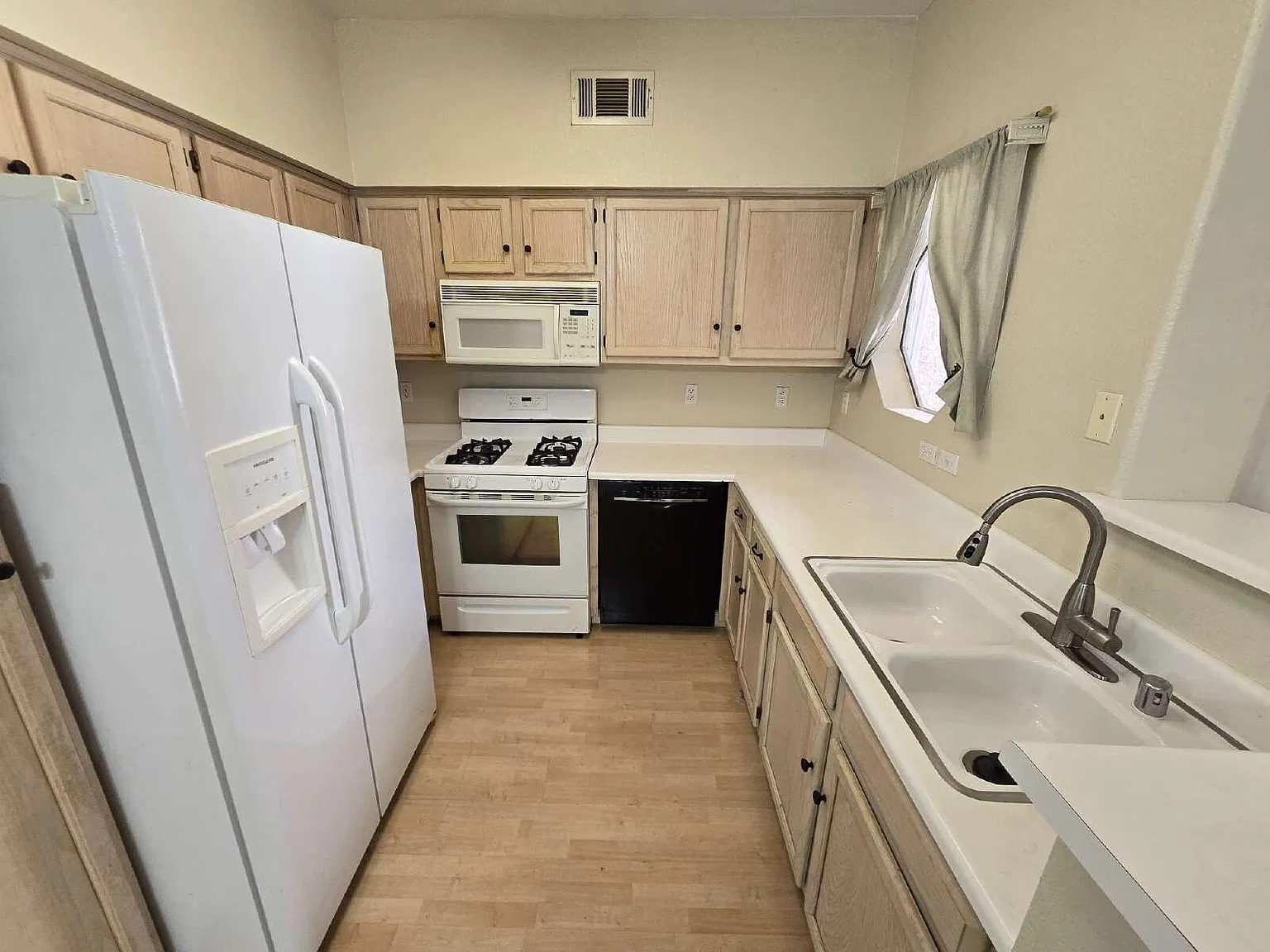 1 bed, 1.0 bath, 723 sqft, $1,125 — Photo 3