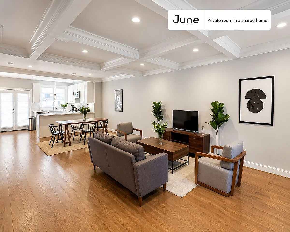 Queen bedroom in 4 bed/3.5 bath home in Petworth #289 C — Photo 3