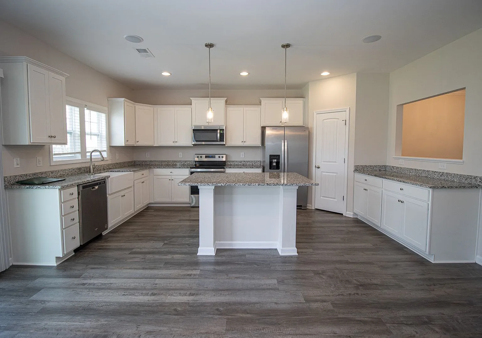 Pristine 4br Home With Large Fenced Yard, Loft, & Luxury Finishes In Highly Desirable Woodcreek F... — Photo 3