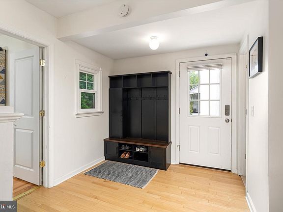 4th image of 246 Witherspoon St