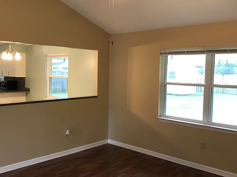 912 Spruce Ct — Photo 3