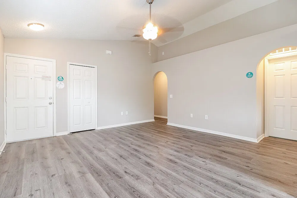 3 bed, 2.0 bath, 1211 sqft, $3,300 — Photo 3
