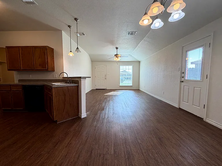 1511 Justin Loop #B — Photo 3