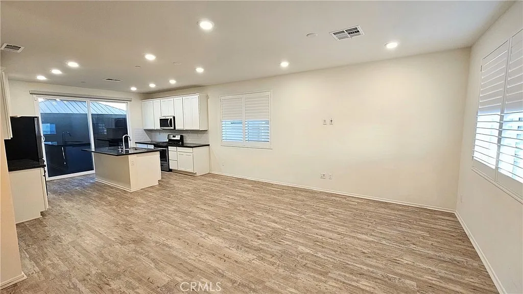 3 bed, 2.5 bath, 2000 sqft, $3,800 — Photo 3