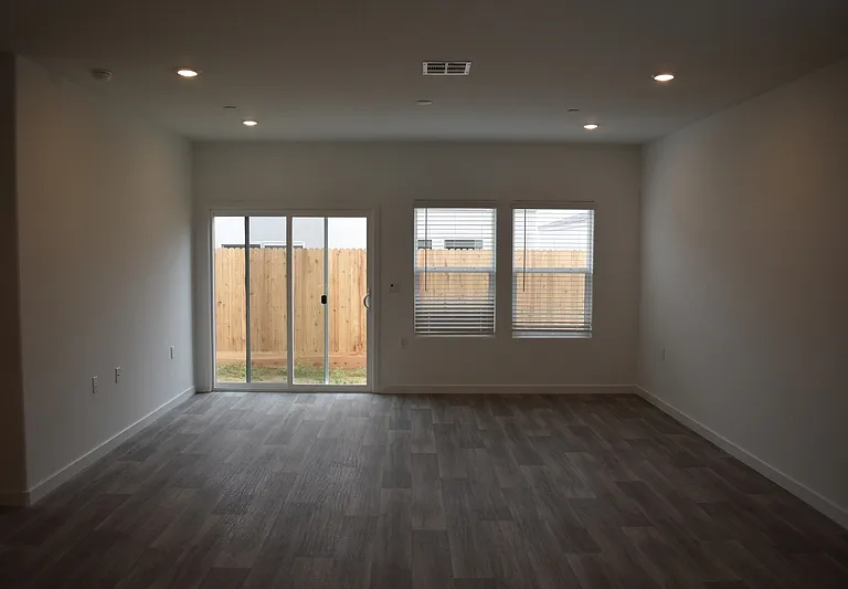 4470 N San Clemente Ave — Photo 7