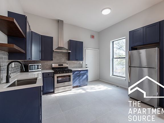 2nd image of 646 N Damen Ave #2R