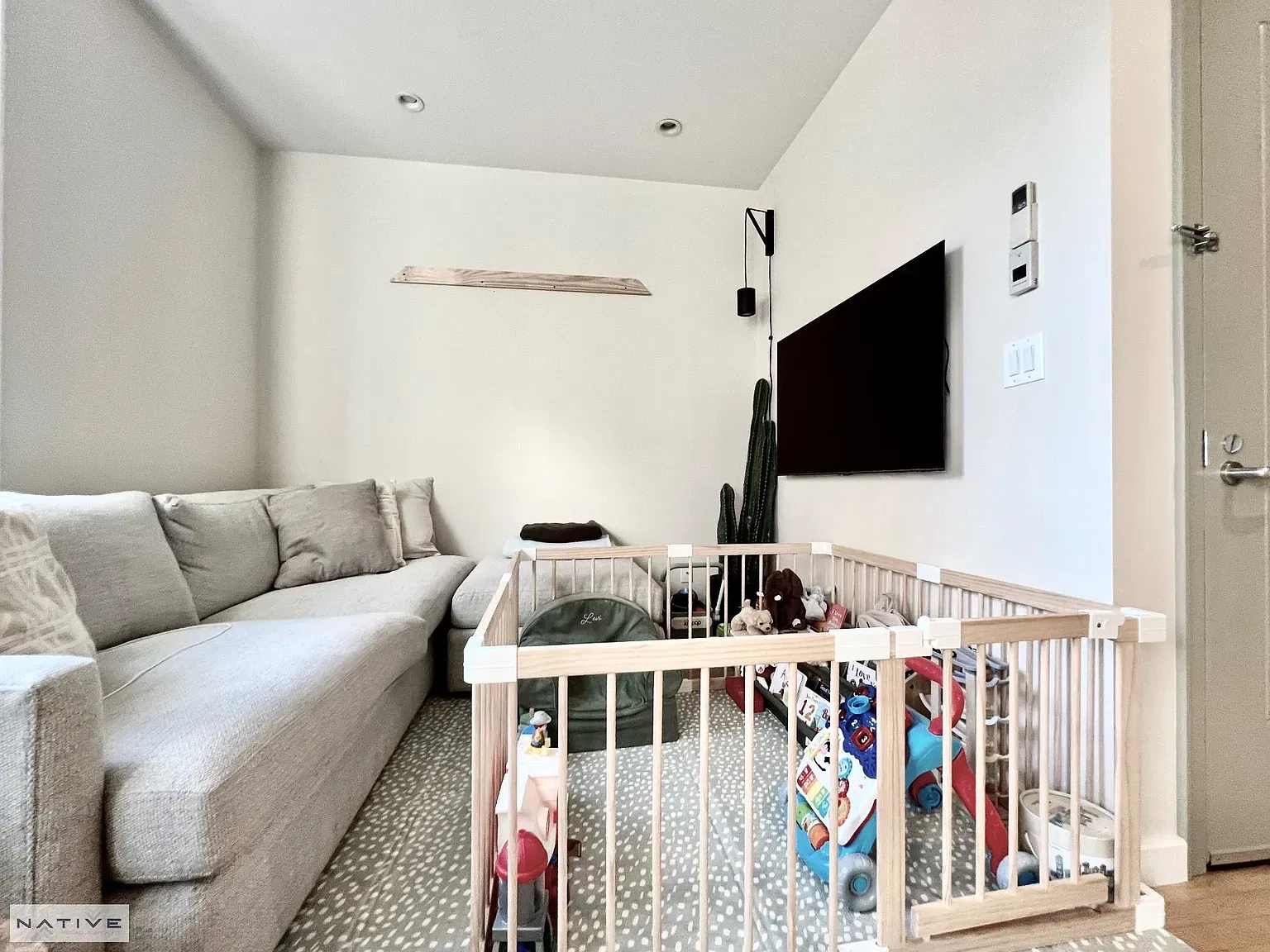 160 Huron Street — Photo 4