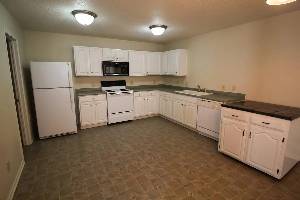 3 bed, 2.5 bath, 2476 sqft, $1,900 — Photo 3
