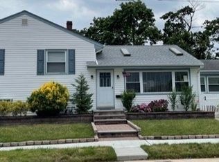 98 W Lincoln Ave, Valley Stream, NY 11580