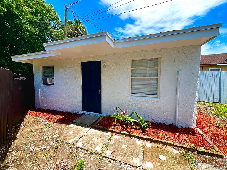 426 Dummitt Ave #E — Photo 9