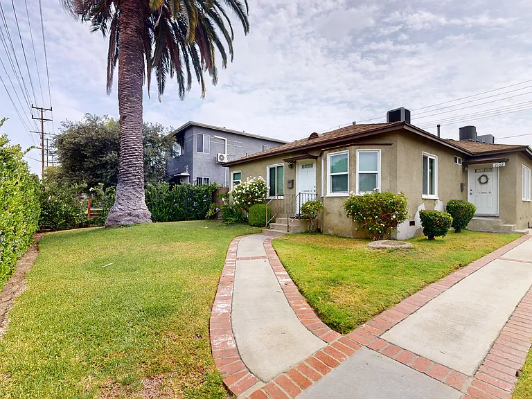 1502 N Hollywood Way #A — Photo 4
