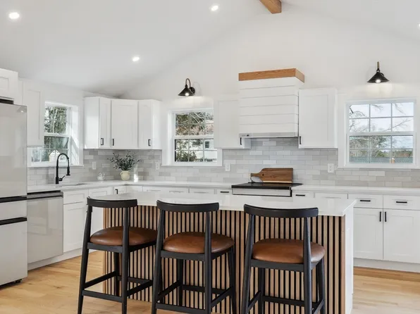 62 Ridge Rd, Holliston, MA 01746