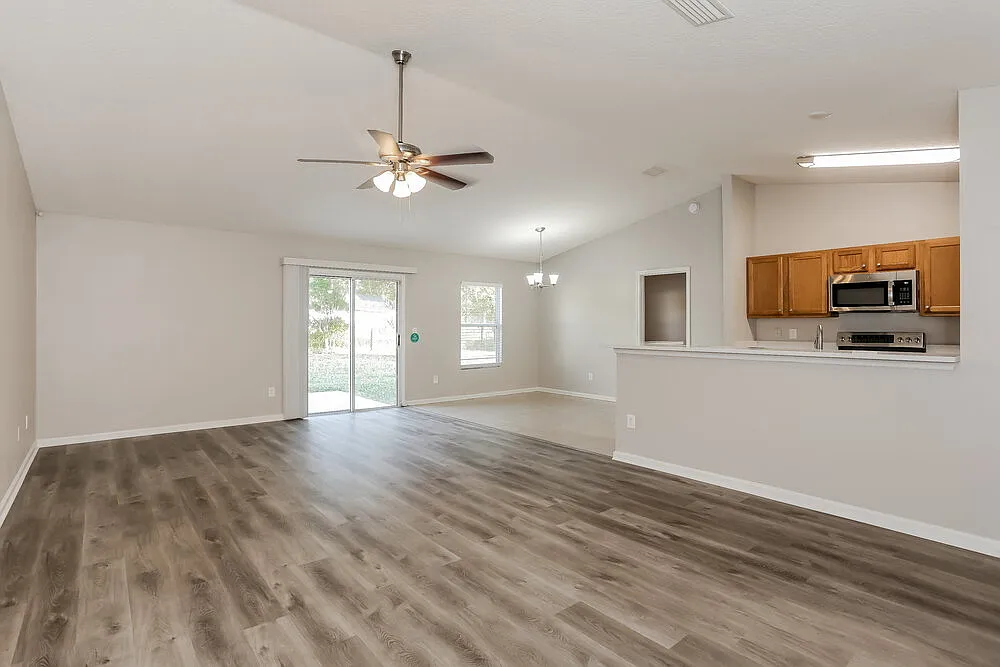 4 bed, 2.0 bath, 2038 sqft, $2,820 — Photo 4
