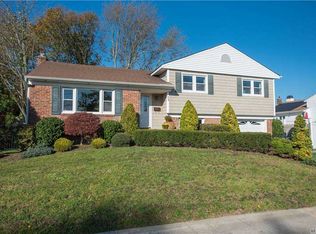 71 Hay Path Rd, Plainview, NY 11803