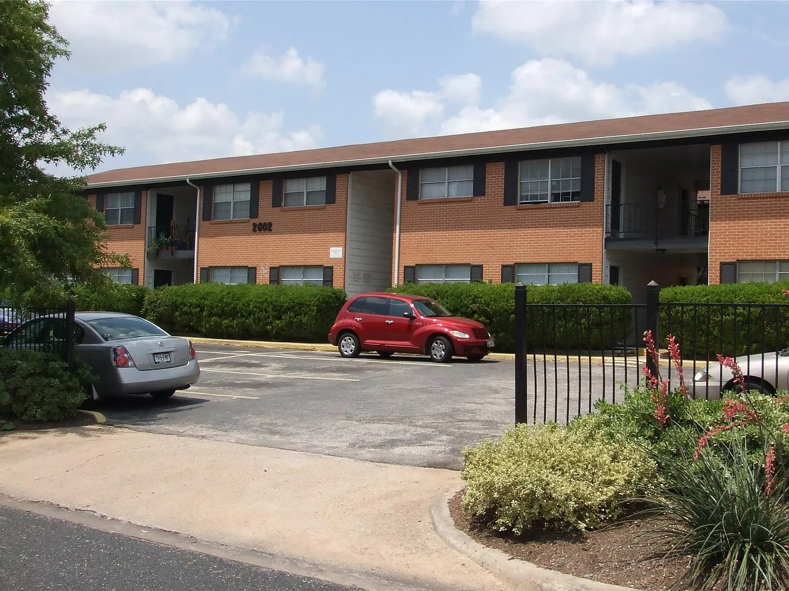 1 bed, 1.0 bath, 564 sqft, $950 — Photo 2