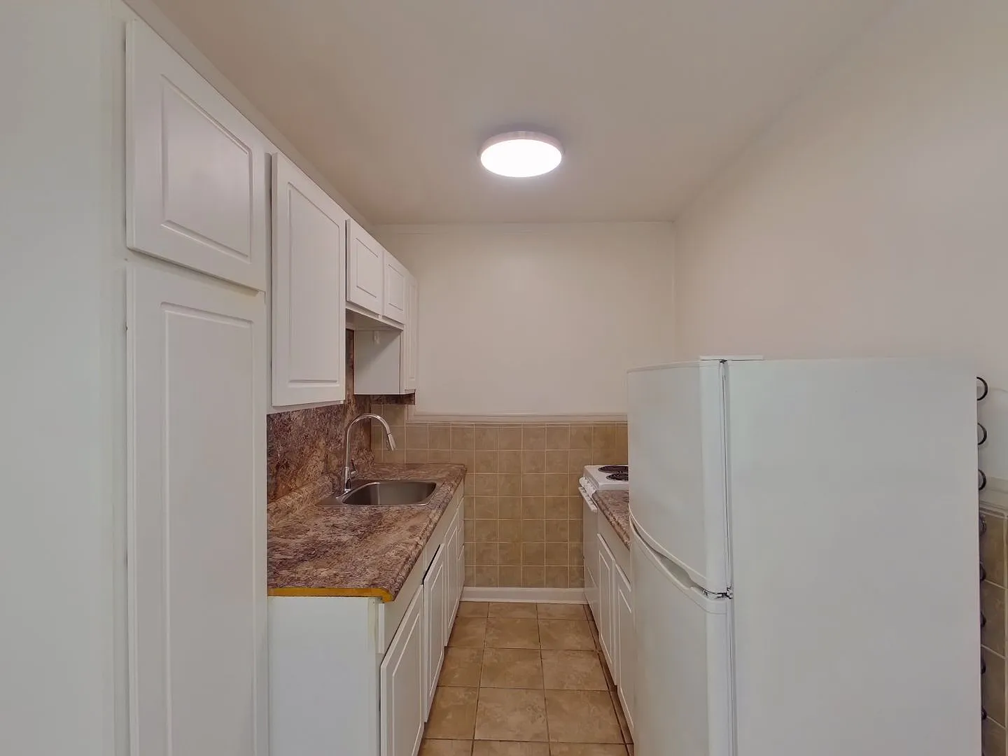 1 BR Apartment - Hardwood Floors — Photo 4