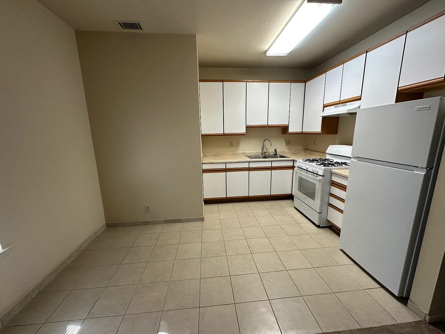 3 bed, 2.5 bath, 1166 sqft, $4,500 — Photo 4