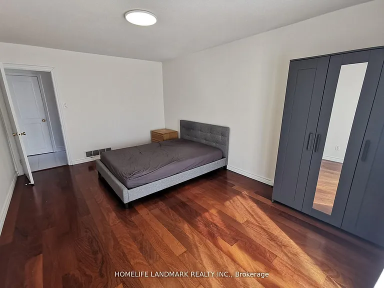 84 Harrington Cres #MIDDLE — Photo 3