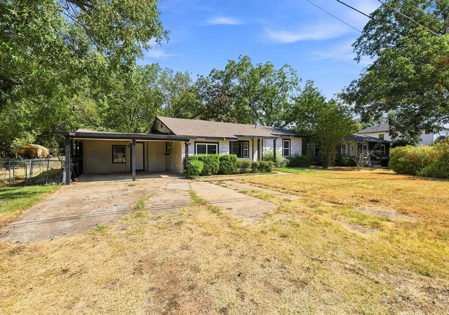 Charming 3 Bed 2 Bath Home With Bonus Room in Denison — Photo 3