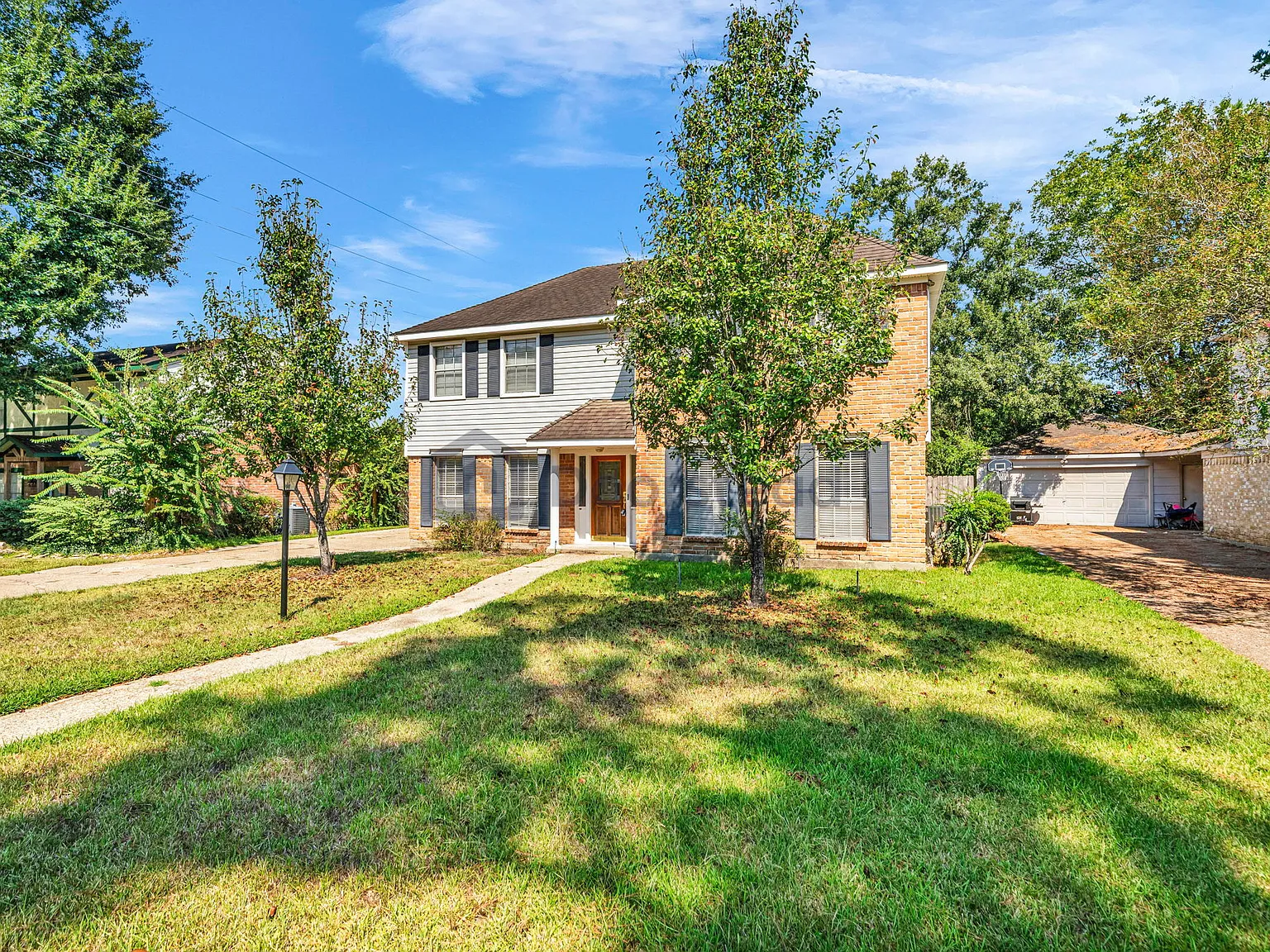 4 bed, 2.5 bath, 2750 sqft, $2,500 — Photo 2