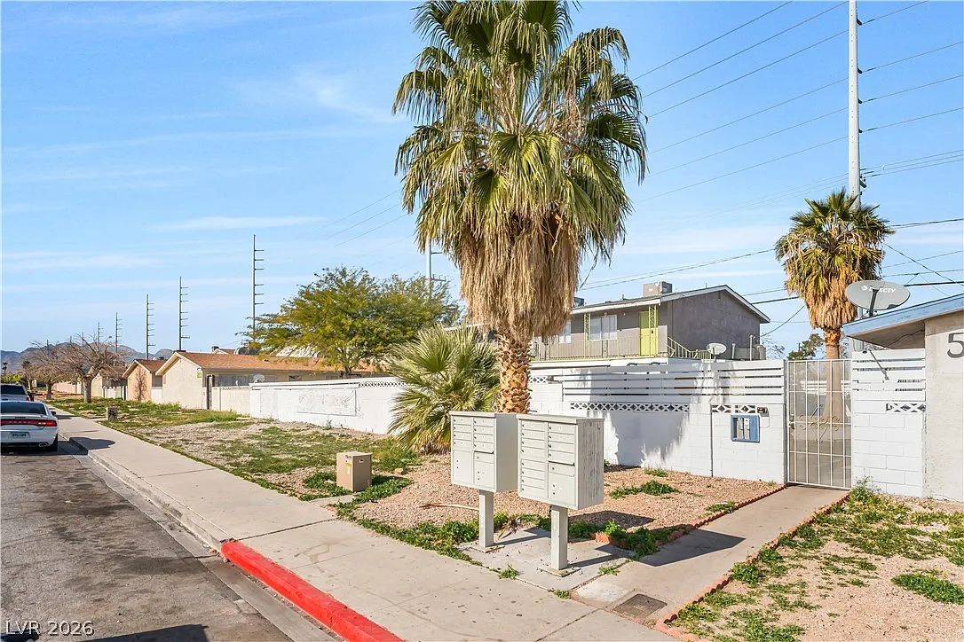 2 bed, 1.0 bath, 3196 sqft, $1,095 — Photo 1