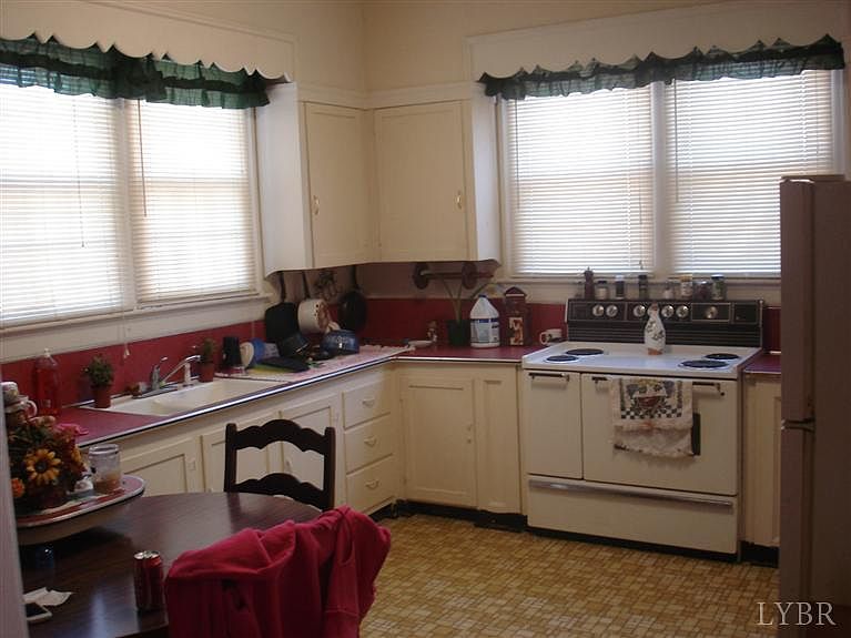 2nd image of 142 Grove Ave APT B