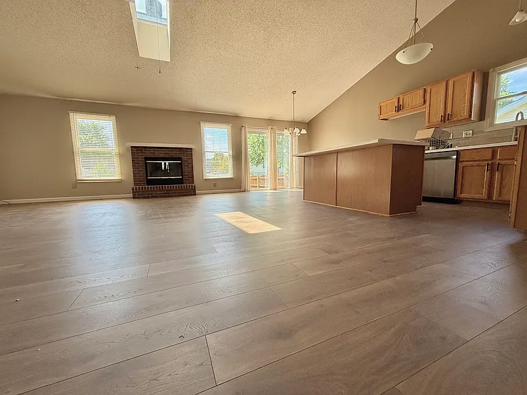 415 Harby Dr — Photo 6