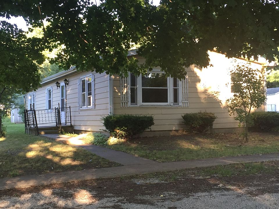 1st image of 221 N Center St