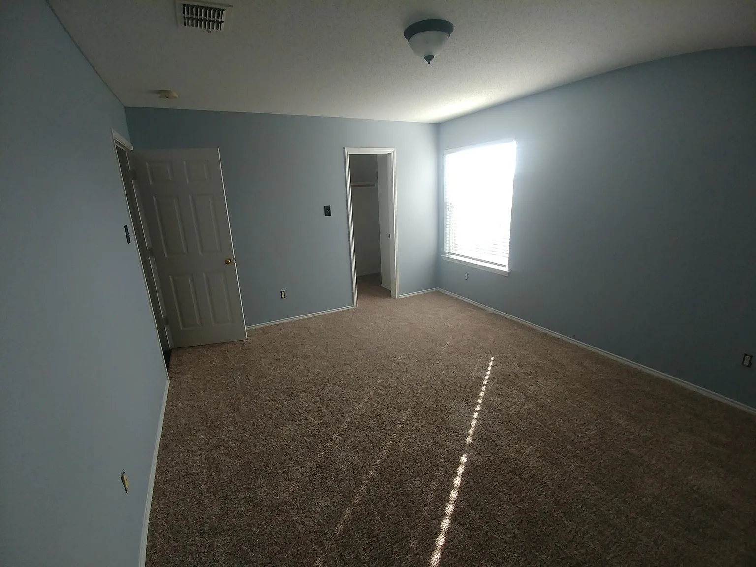 4 bed, 2.5 bath, 2649 sqft, $2,900 — Photo 3