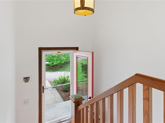 3rd image of 8 Ledgemont Dr