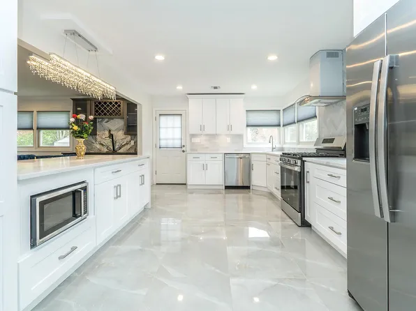 1 Milford Ln, Glen Cove, NY 11542