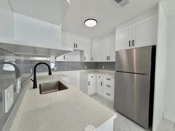 797 Crystal Lake Dr #797, Pompano Beach, FL 33064