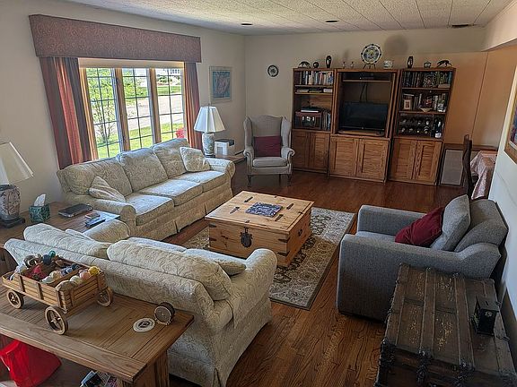 LARGE LIVING ROOM