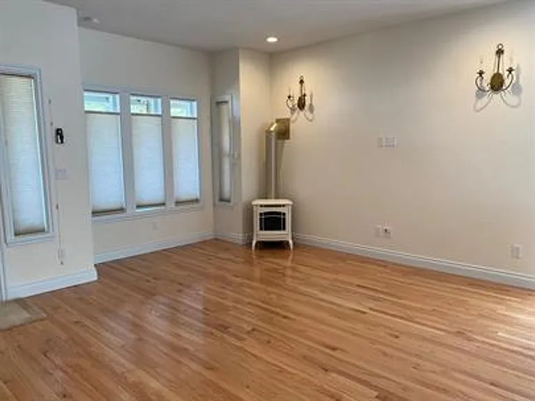 731 N Bay Ave SE — Photo 15